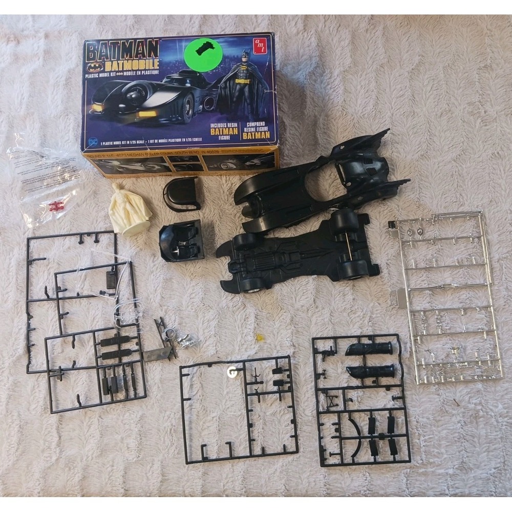 AMT 1107/12 Batman 1989 Batmobile w/ Resin Batman Figure 1:25 Scale Model Kit